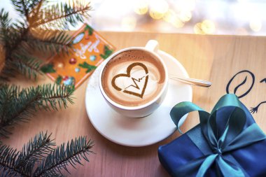 Bir fincan kahveyle yapılmış kalp çizgisi.