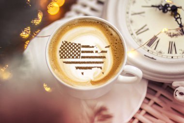 Amerika Birleşik Devletleri bayrağı kapuçino kahve fincanının üzerinde bölgesel sınırlar şeklinde.
