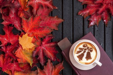 kapuçino masanın üzerine seramik bir fincan kahve bir fincan