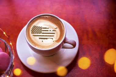 Amerika Birleşik Devletleri bayrağı kapuçino kahve fincanının üzerinde bölgesel sınırlar şeklinde.