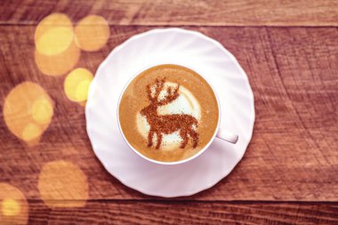 Seramik bardakta sıcak kahve kapuçino latte sanatının en üst görüntüsü.