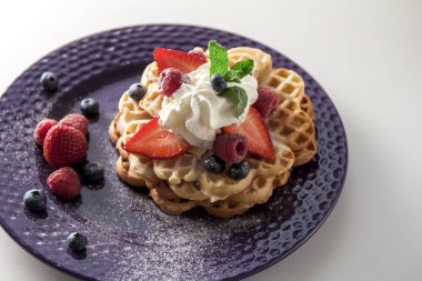 çilek ile lezzetli waffle 