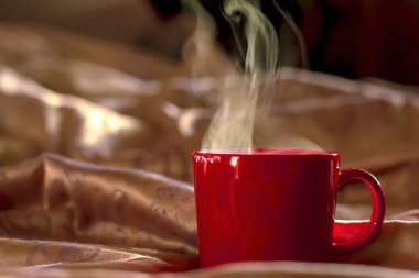 Siyah arka planda bir fincan sıcak çay.