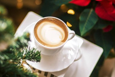 Seramik bardakta sıcak kahve kapuçino latte sanatının en üst görüntüsü.