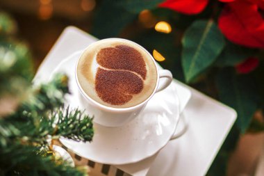 Seramik bardakta sıcak kahve kapuçino latte sanatının en üst görüntüsü.