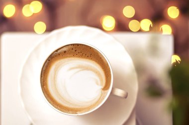 Seramik bardakta sıcak kahve kapuçino latte sanatının en üst görüntüsü.