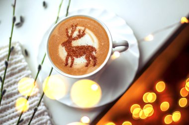 Seramik bardakta sıcak kahve kapuçino latte sanatının en üst görüntüsü.