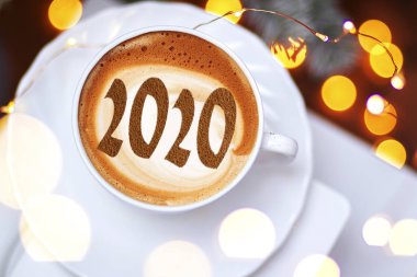 Seramik bardakta sıcak kahve kapuçino latte sanatının en üst görüntüsü.
