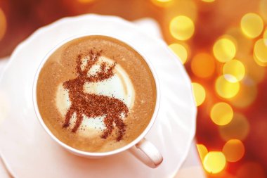 Seramik bardakta sıcak kahve kapuçino latte sanatının en üst görüntüsü.