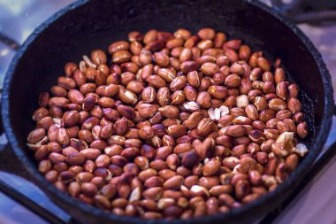 Tavada fıstık yığını