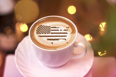 Amerika Birleşik Devletleri bayrağı kapuçino kahve fincanının üzerinde bölgesel sınırlar şeklinde.