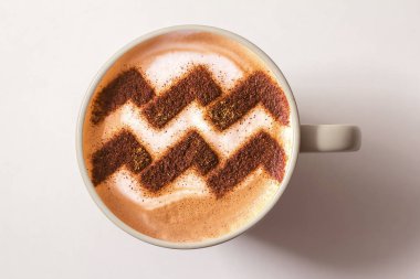Sıcak kahve latte cappucino Kupası beyaz arka plan üzerinde kırpma yolu dahil izole uçan daire ile üstten görünüm.