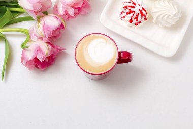 Cappuccino latte sanatıyla sıcak kahvenin üst görüntüsü 