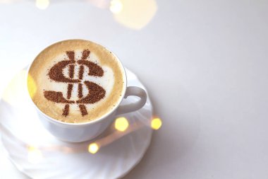 cappuccino kahve fincan resmi tarçın süt köpük üzerinde gelen bir dolar işareti olan
