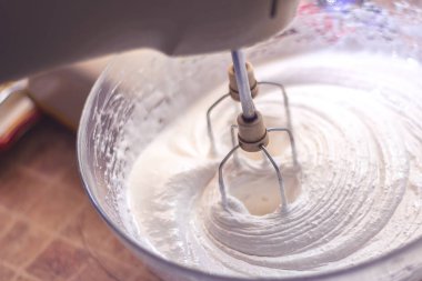 kırbaçlanan yumurta akı beze