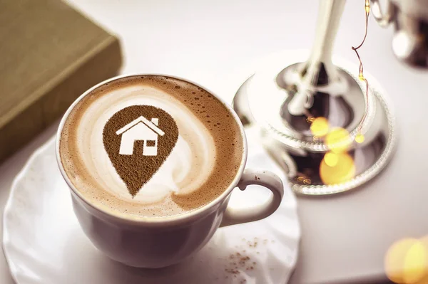 Una Taza Café Capuchino Con Una Imagen Ubicación Casa Espuma — Foto de Stock