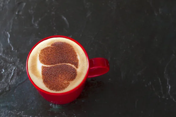 Eine Tasse Cappuccino Einer Keramiktasse Auf Dem Tisch — Stockfoto