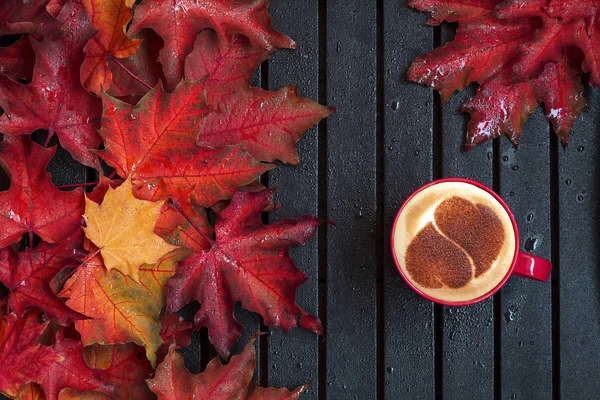 Herbstkomposition Tasse Kaffee Getrocknete Blätter Heller Hintergrund Herbst Elegantes Konzept — Stockfoto