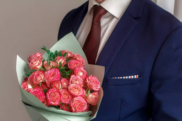 Biznesmen Bukietem Róż — Zdjęcie stockowe
