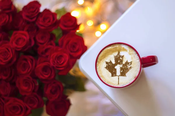 7月1日独立記念日カナダはコーヒーカップにクローバーを描きます — ストック写真