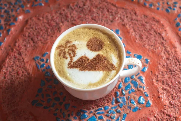 Café Capuchino Caliente Con Egipto Pirámides Latte Arte Taza Blanca — Foto de Stock