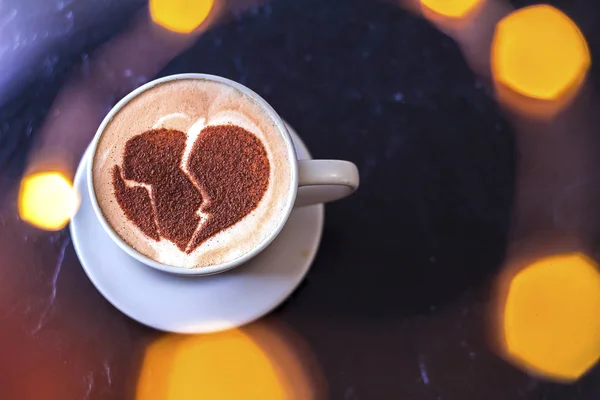 ホットコーヒーカプチーノラテアートのロマンチックな心 — ストック写真