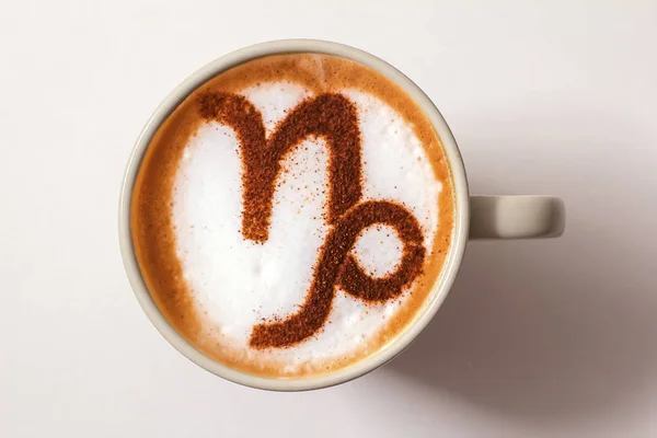 Una Taza Café Capuchino Con Signo Del Zodíaco Capricornio Canela — Foto de Stock