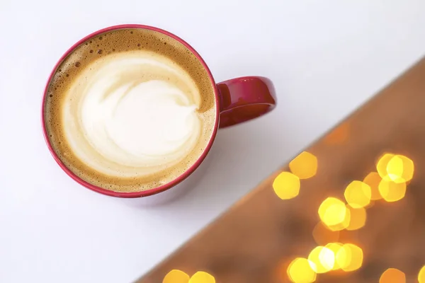 Una Taza Café Capuchino Una Taza Cerámica Sobre Mesa —  Fotos de Stock