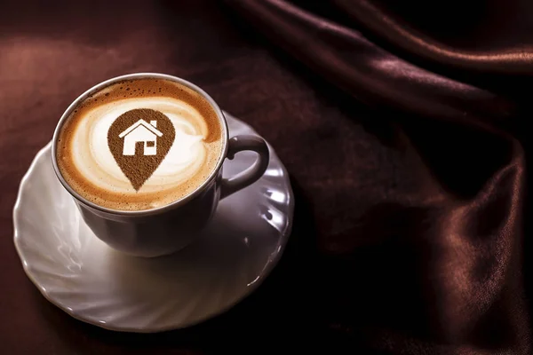 Uma Xícara Café Cappuccino Com Uma Imagem Localização Casa Espuma — Fotografia de Stock