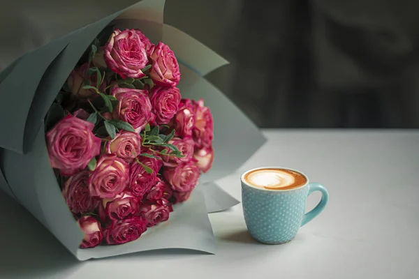 Cup Roses Table — Stock Photo, Image