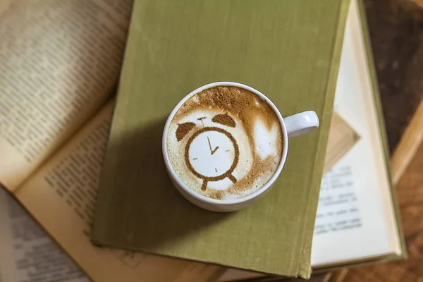 Tasse Cappuccino Mit Zimtuhr Auf Milchschaum — Stockfoto