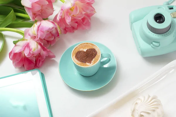 Varmt Kaffe Cappuccino Med Latte Konst Romantiskt Hjärta Rosa Tulpaner Stockfoto