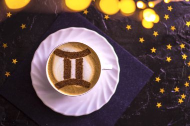 Beyaz fincanda latte sanatıyla kapuçino kahvesi.