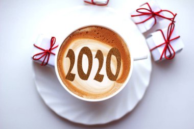 Seramik bardakta sıcak kahve kapuçino latte sanatının en üst görüntüsü.