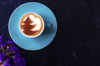 Seramik bardakta sıcak kahve kapuçino latte sanatının en üst görüntüsü.