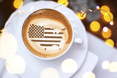 Amerika Birleşik Devletleri bayrağı kapuçino kahve fincanının üzerinde bölgesel sınırlar şeklinde.