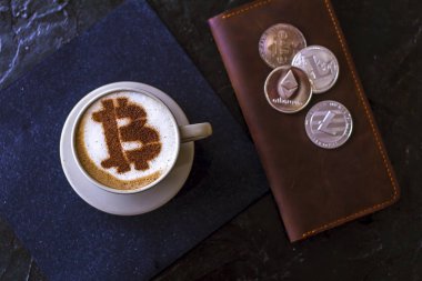Bitcoin sembollü sıcak cappuccino kahve beyaz fincanda latte sanat, kripto para birimi konsepti