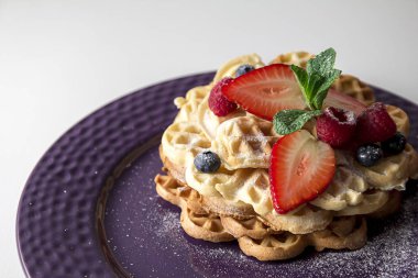 Çilek plaka ile lezzetli waffle