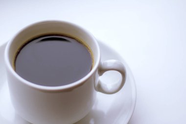 Beyaz fincanda sade kahve.
