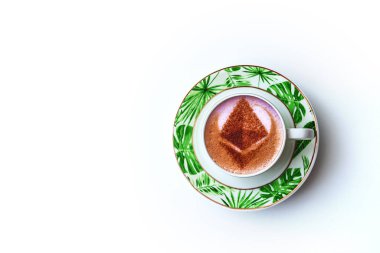  Masadaki seramik fincanda kapuçino kahvesi.