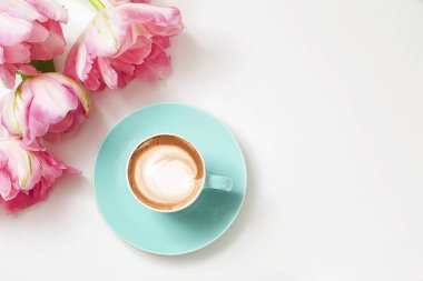 kapuçino masanın üzerine seramik bir fincan kahve bir fincan