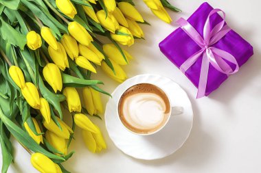 kapuçino masanın üzerine seramik bir fincan kahve bir fincan