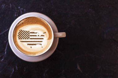Amerika Birleşik Devletleri bayrağı kapuçino kahve fincanının üzerinde bölgesel sınırlar şeklinde.