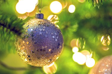 Yılbaşı balosunun arka planı Tatilde yeşil bir Noel ağacında