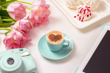 Seramik bardakta sıcak kahve kapuçino latte sanatının en üst görüntüsü.