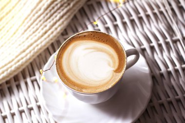 Seramik bardakta sıcak kahve kapuçino latte sanatının en üst görüntüsü.