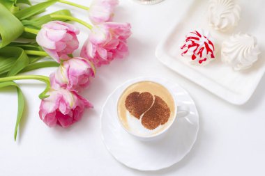  Sıcak kahve kapuçino, iki kalpli latte sanatı. Pembe çiçekler