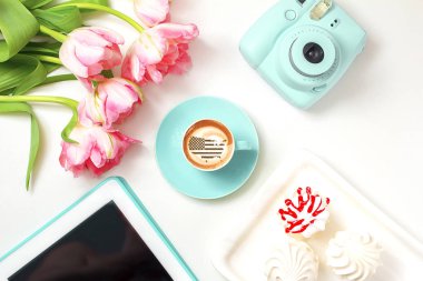 kapuçino masanın üzerine seramik bir fincan kahve bir fincan