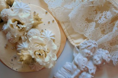 Beyaz düğün pastasını kapat.