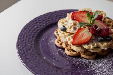 Çilek plaka ile lezzetli waffle